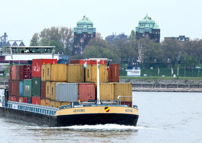 Schiff mit Containern