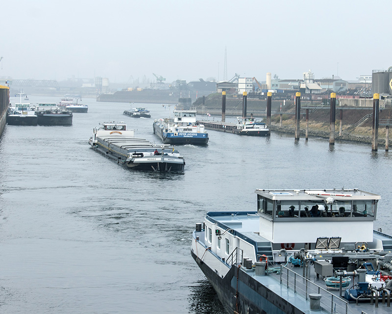 Schiffe auf einem Fluss um Ware zu transportieren